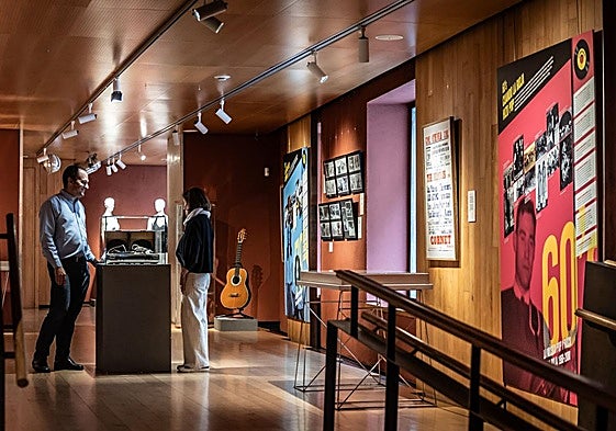 Fotos, cartelería, discos, revistas, entradas, trajes, trofeos... dan forma a la exposición en el Centro La Merced.