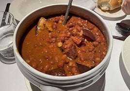 Generoso plato de caparrones con un buen acompañamiento de sacramentos.