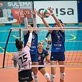 Ainara Burgo y Fernanda Gritzbach bloquean un remate de Inés Villa.