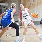 Nina Padrosa bota el balón en un partido anterior.