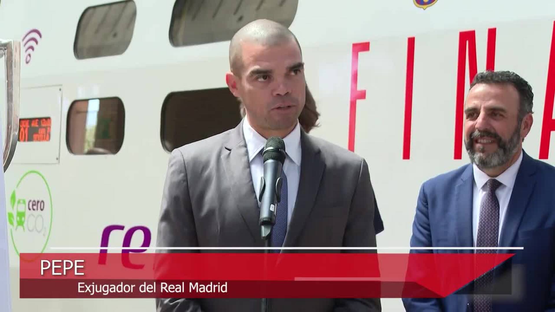 Julio Salinas y Pepe custodian el trofeo de la Copa del Rey hasta Sevilla