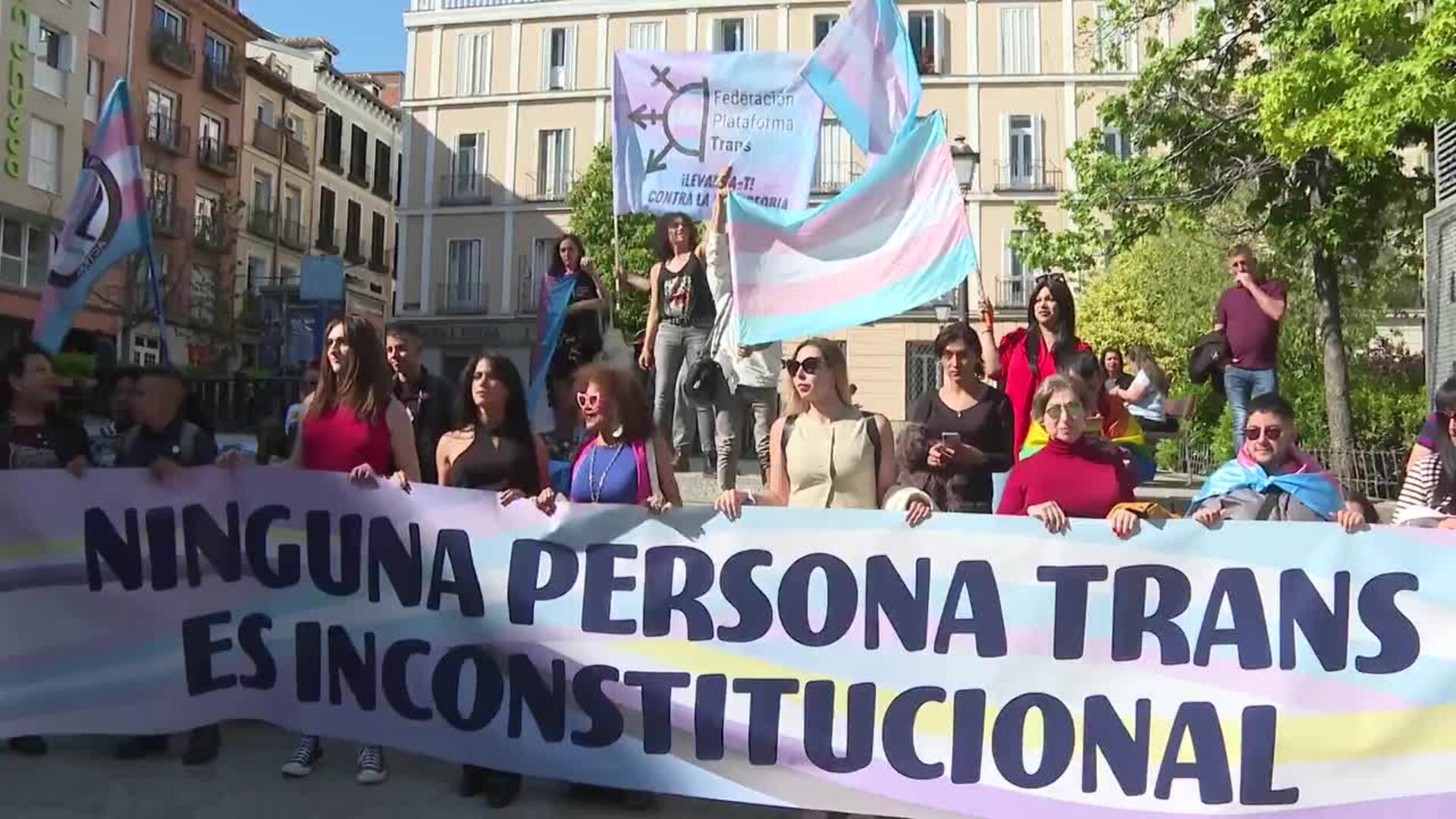 Colectivos LGTBIQ+ se concentran para pedir al Constitucional que avale la Ley Trans