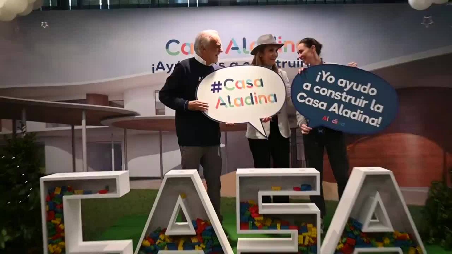 La Infanta Elena muestra su faceta más solidaria visitando el Mercadillo Aladina