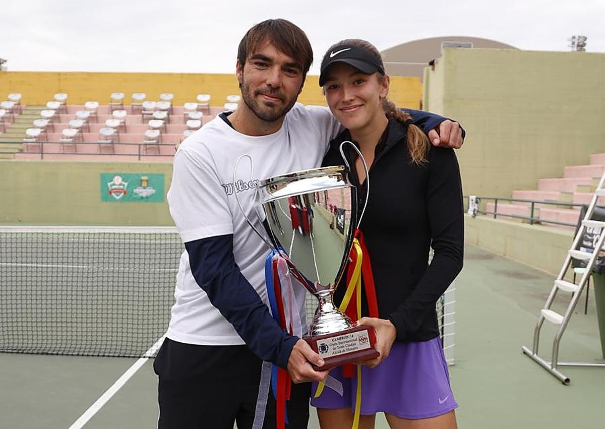 Secondary image 1 - Jubera, along with young tennis players and the legend Magnus Norman; in another, together with Didi Bredberg Cañizares, champion in Alcalá de Henares; and in the last, with Niels McDonald, junior Roland Garros champion in 2025.