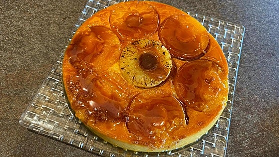 Un flan con el sabor tropical de la piña y el coco