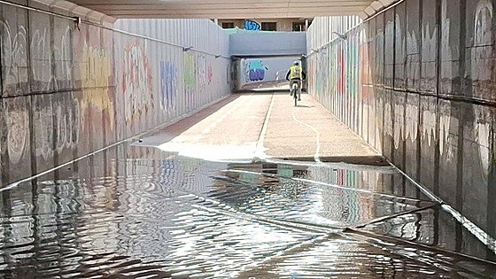 El túnel del carril ciclopeatonal de Villamediana se inunda una vez más
