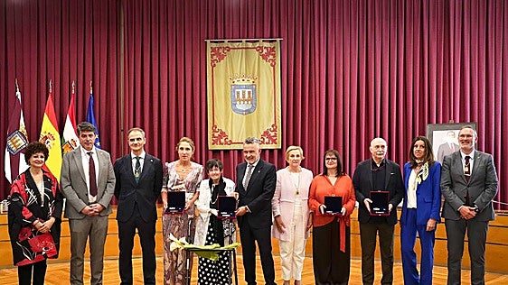 Agustín Abadía, Teresa Álvarez Clavijo, Rosa Grandes León y Raquel Pérez Cuevas ya tienen su insignia de San Bernabé