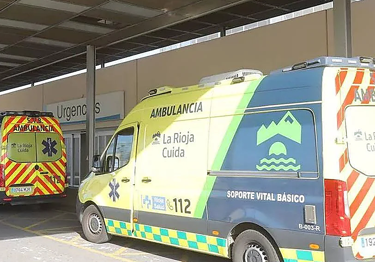 Una ambulancia en el Hospital San Pedro de Logroño