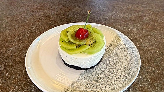 Un pastel con fruta y lácteos