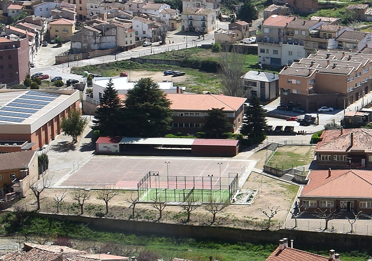 Edificio del instituto de Cervera en el centro con el polideportivo a la izquierda y el CRA Alhama a la derecha