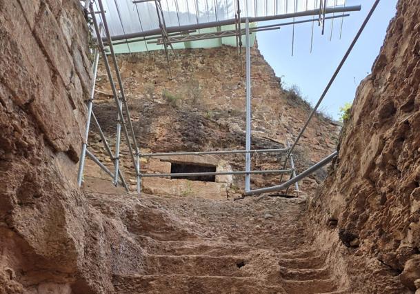 Ventanuco (arriba) y escalera de acceso a la cueva de santa Oria.