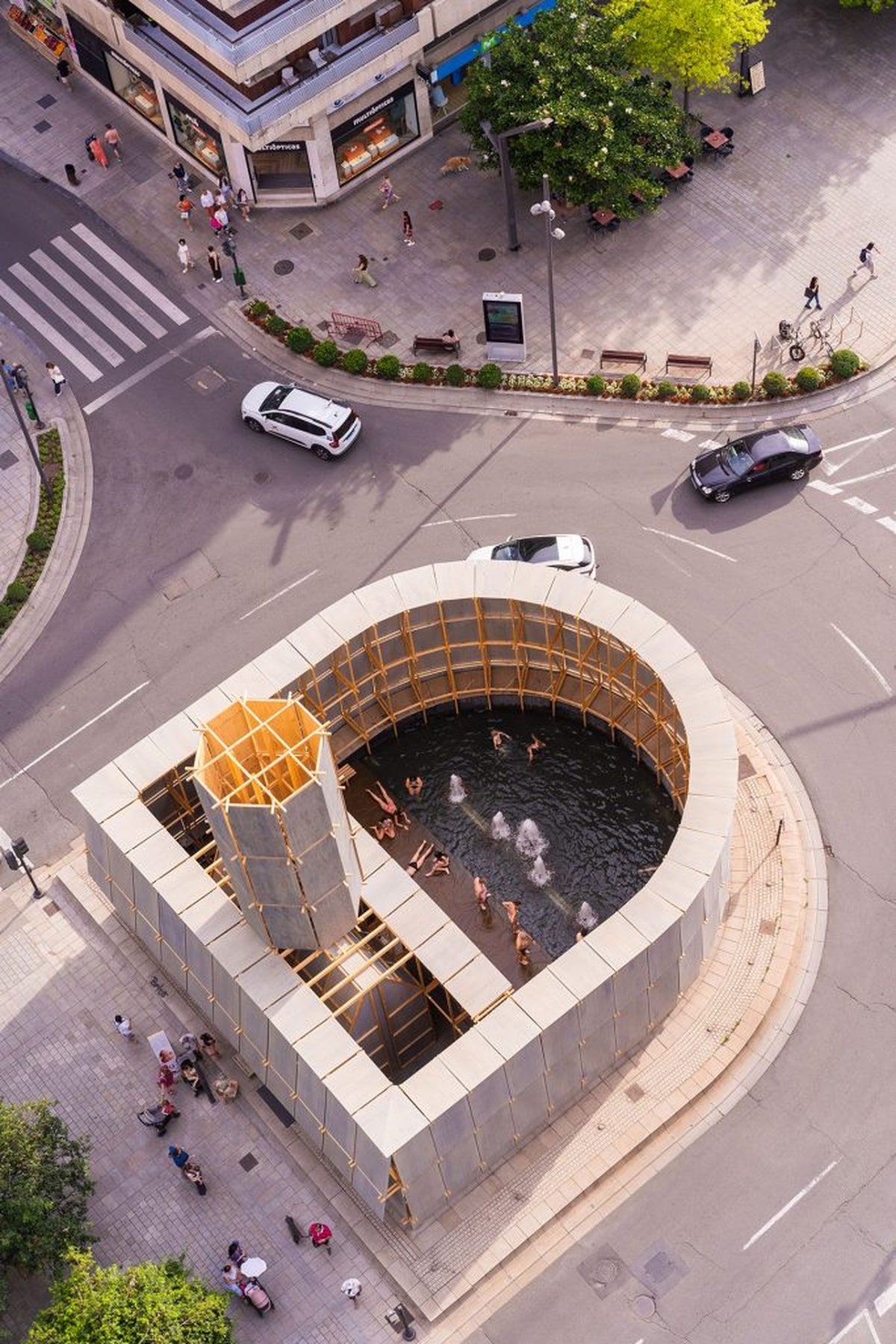 'Baños en la rotonda', durante su instalación en Logroño.