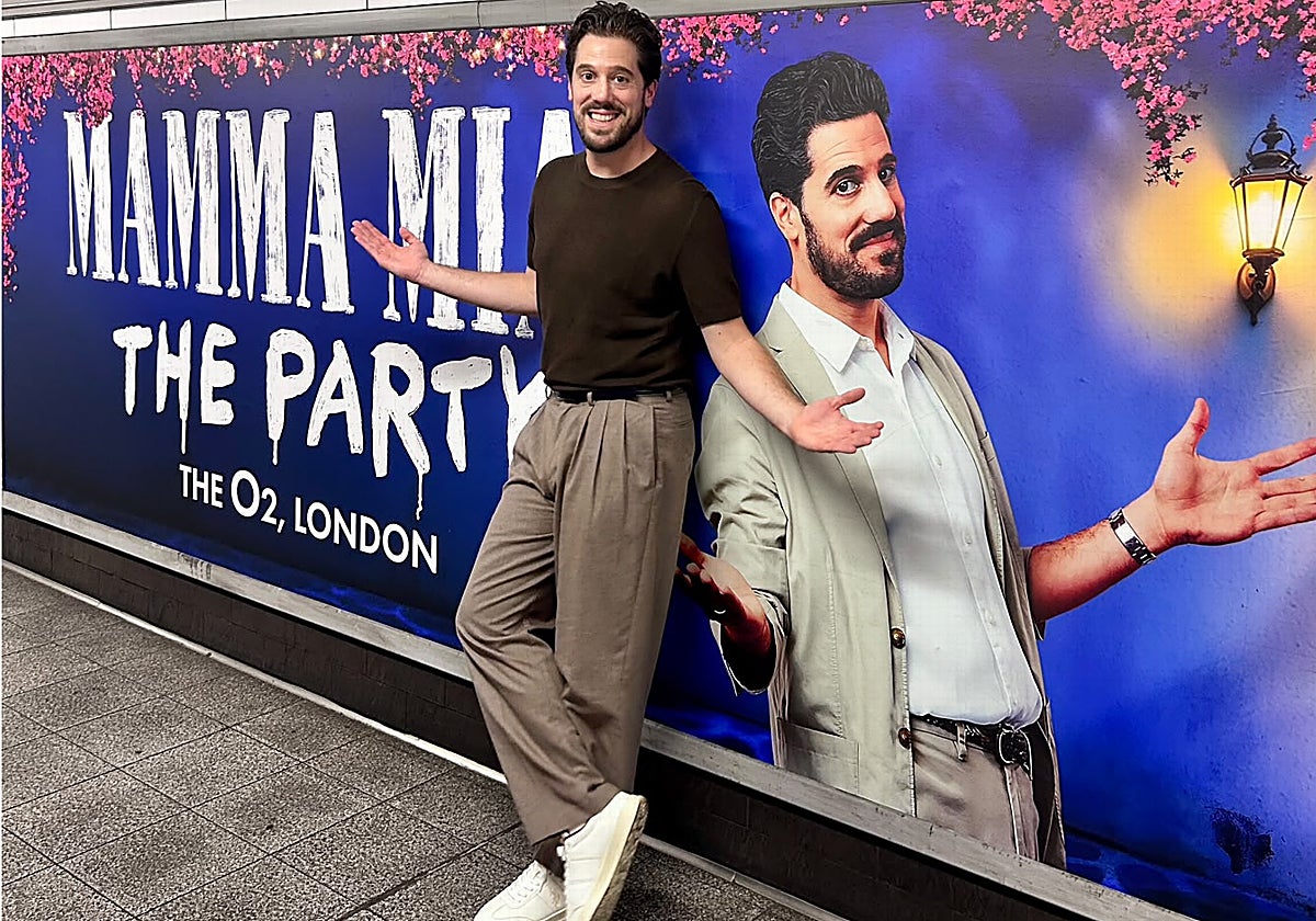 Óscar Balmaseda posa en el cartel promocional del metro de Londres.
