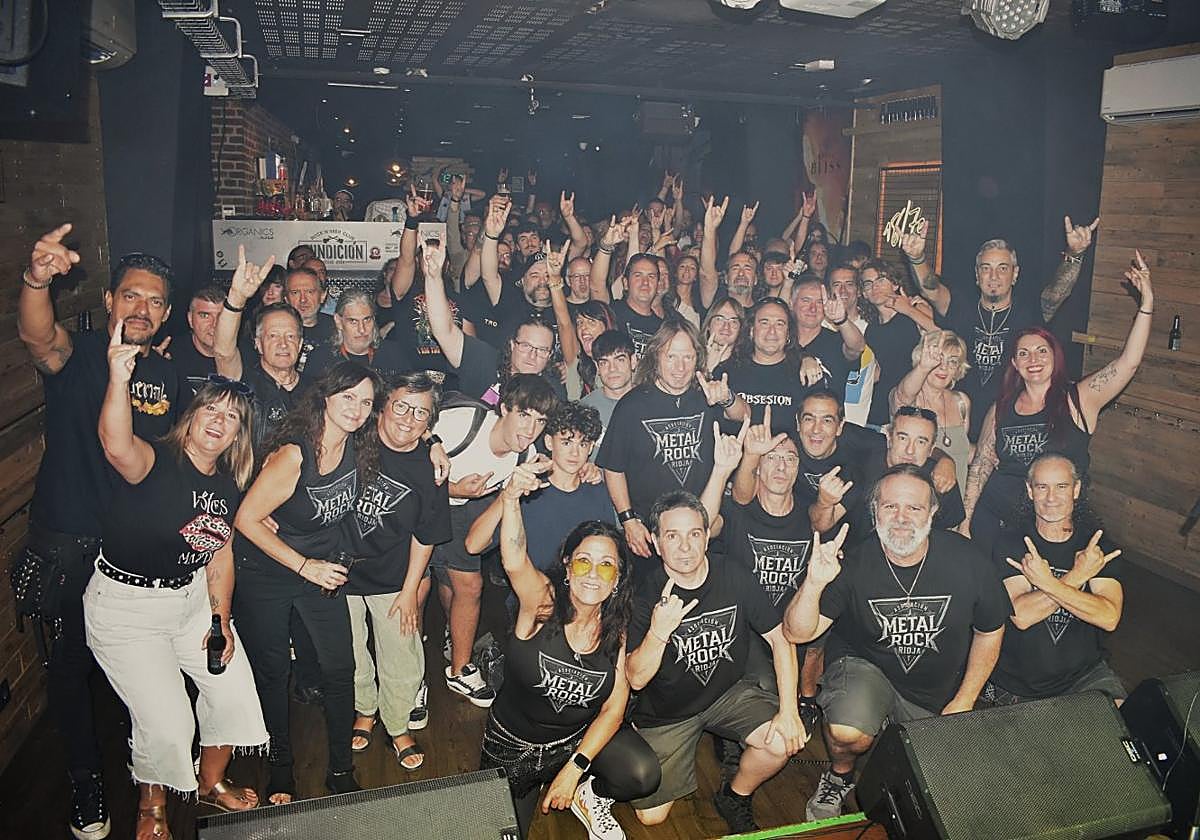 Integrantes de la nueva Asociación Metal Rock Rioja y asistentes a la presentación de este colectivo el domingo en la sala Fundición de Logroño.