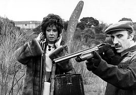 Mónica Randall y José Sazatornil, en una escena de 'La escopeta nacional'.