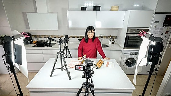 Anna Terés, en la cocina-estudio donde graba sus programas para las redes sociales