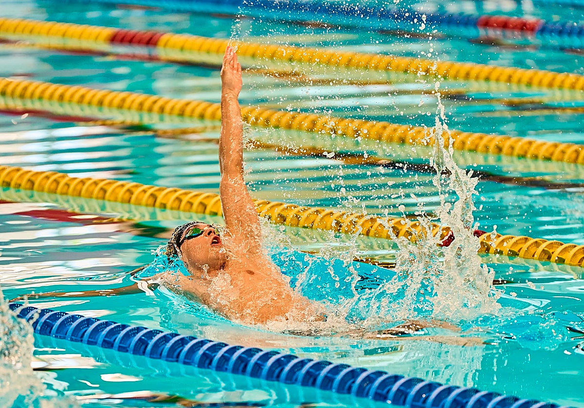 Iván Martínez Sota nada en la final de 200 metros espalda disputada ayer.