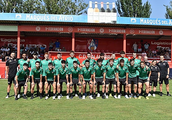 Jugadores y cuerpo t&eacute;cnico del CD Calahorra.