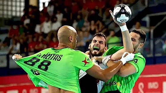 Martínez Lobato es frenado por la defensa sevillana.