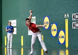 Carmelo Loza golpea la pelota en el partido de este viernes.