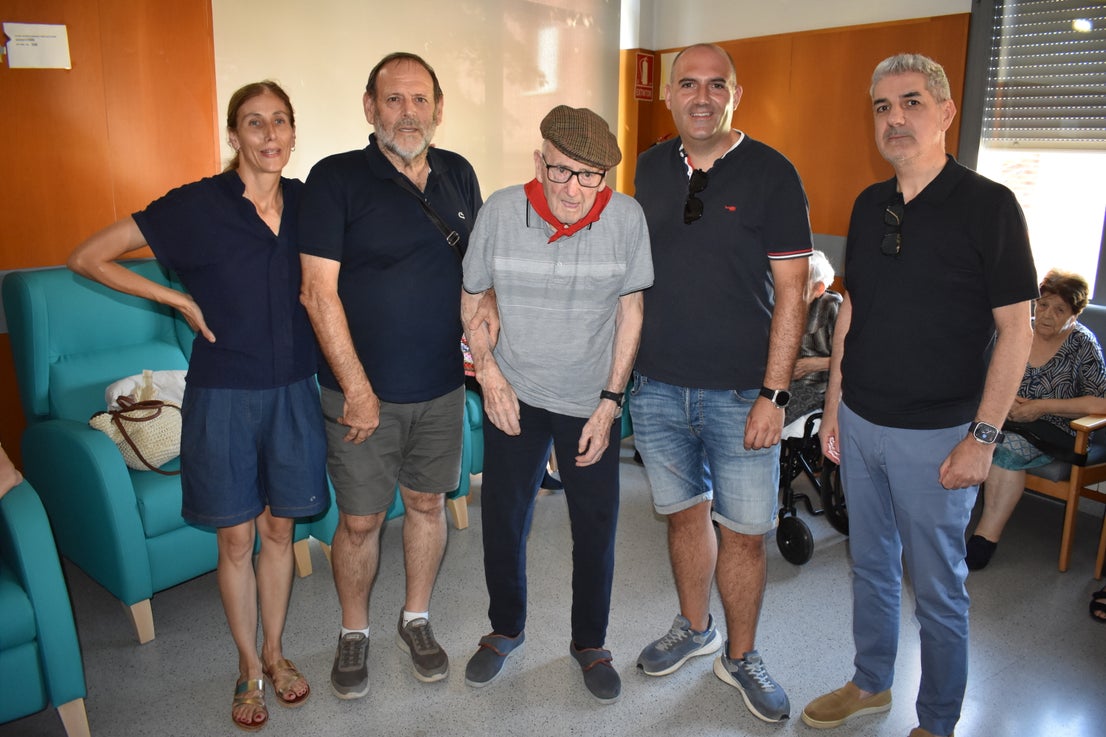 La entrega de pañuelos por las fiestas de Santa Ana