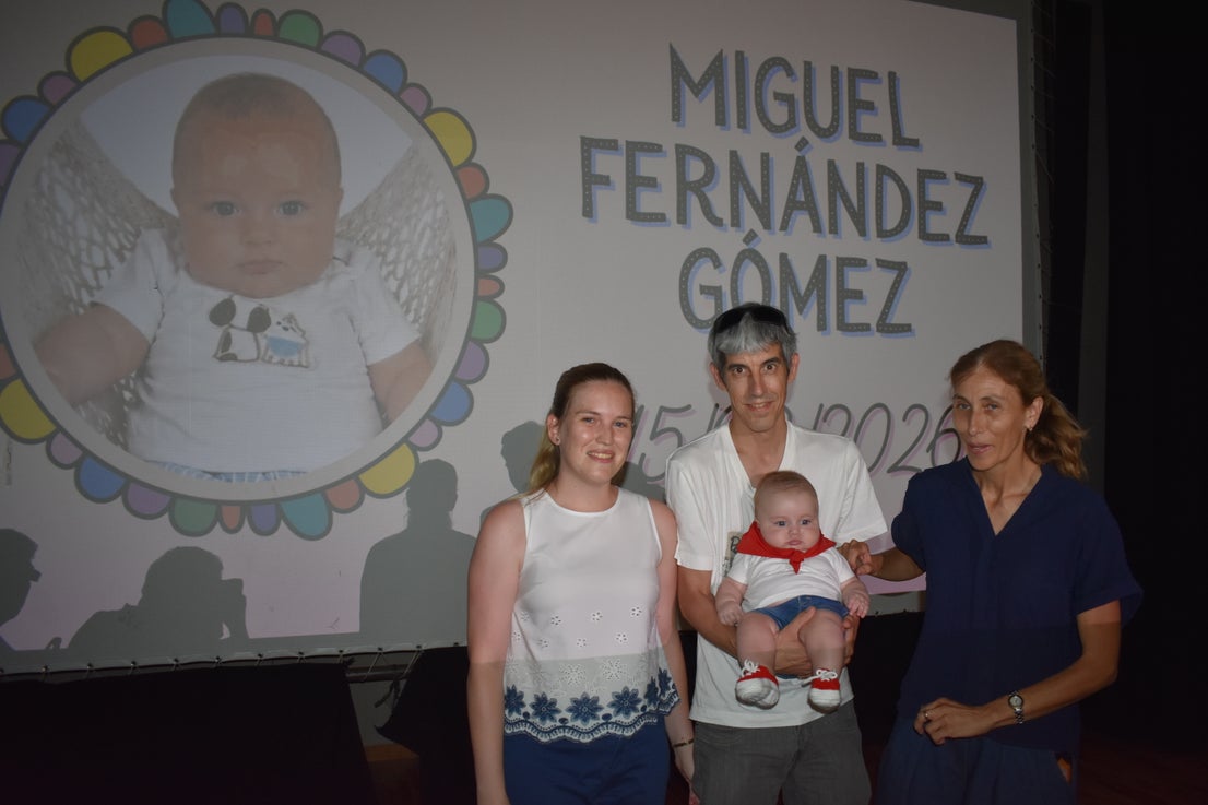 La entrega de pañuelos por las fiestas de Santa Ana