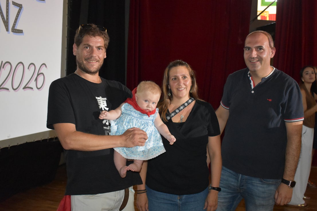 La entrega de pañuelos por las fiestas de Santa Ana