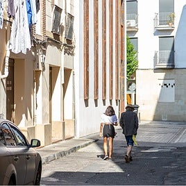 Dos personas transitan por la calle San Gil de Logro&ntilde;o en una imagen de archivo.