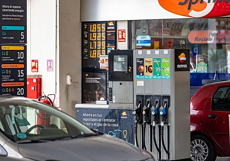 Una gasolinera riojana, este viernes, con los precios de la gasolina y el di&eacute;sel por encima de los 1,7 y 1,8 euros por litro