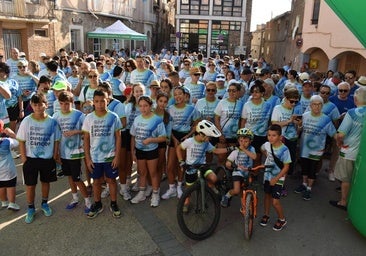 Participantes en la marcha contra el c&aacute;ncer de Cornago.