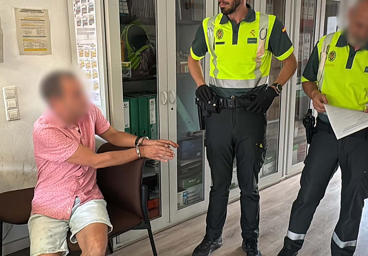 El detenido, esposado, en dependencias de la Guardia Civil.