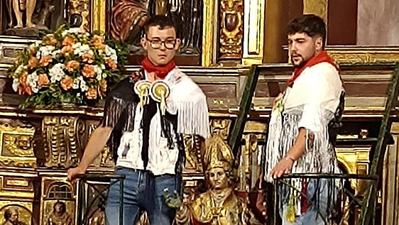 San Gil desciende de su retablo