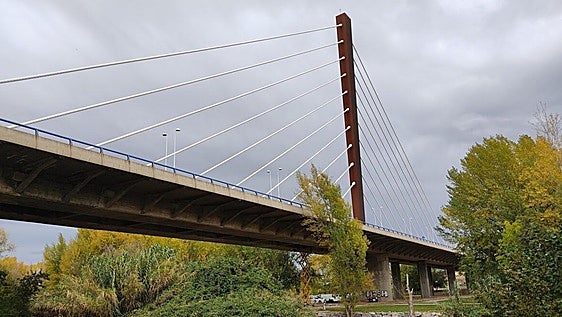 Un trabajador queda atrapado entre una carretilla elevadora y el puente de la LO‑20 sobre el Iregua