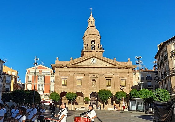 Fachada de la iglesia de Santiago, el sábado durante la procesión del Cristo de la Vera Cruz