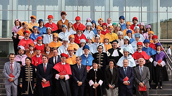 Foto de grupo tras la apertura del curso en la UR.