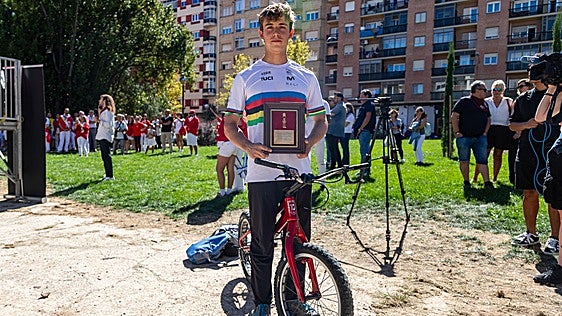 Llaves de Oro para Travis Asenjo, un virtuoso sobre las dos ruedas