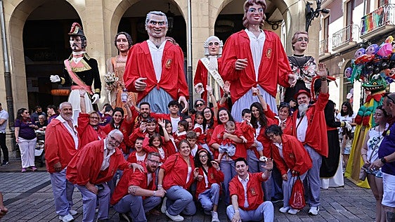Logroñeses que agigantan la fiesta