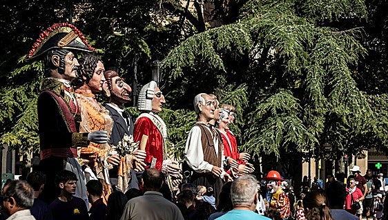 Los gigantes y cabezudos, imprescindibles en los sanmateos