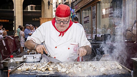 La peña La Simpatía reparte brochetas de sepia