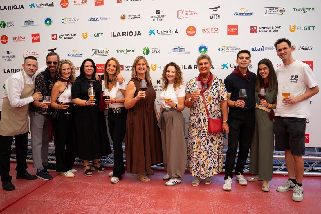 Un grupo de miembros de la Asociación de Vendimiadores de Logroño.