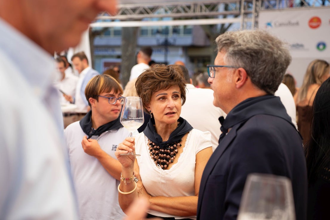 La portavoz del equipo de Gobierno de Logroño disfruta de un vino.