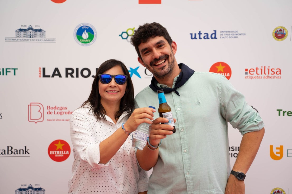 Narly Castaño (TVR) y Miguel Peche (Diario LA RIOJA) brindan en el cierre de La Terraza.