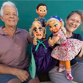 Juan y Mónica Díaz Quintero, con Gorgorito, Rosalinda y la bruja, minutos antes de comenzar una actuación en Logroño