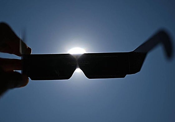 Ni filtros caseros ni gafas de soldador: estas son las únicas lentes que sirven para ver el eclipse