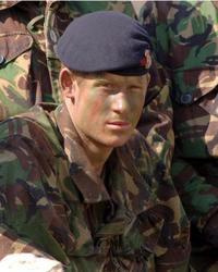 El príncipe Enrique se gradúa como segundo teniente en la academia militar de Sandhurst