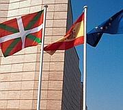 La bandera española deberá ondear en los edificios autónomicos del País Vasco