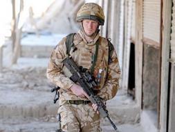 El Príncipe Enrique de Inglaterra patrullando en la ciudad desértica de Garmisir, Afganistán, cerca de la Base de Primera Línea de Operaciones de Delhi, en la provincia de Helmand. /EFE