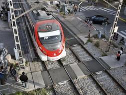 Una niña de 14 años muere arrollada por un tren en un paso a nivel de Sant Feliú de Llobregat