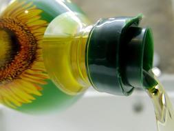 La UE ha recomendado hoy retirar todos los envases de aceite de girasol contaminados. /EFE