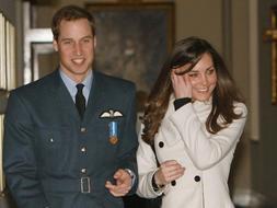 Kate Middleton acompañó al príncipe Guillermo durante su graduación como piloto de la las fuerzas armadas británicas. /ARCHIVO